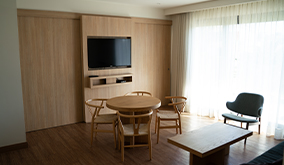 Cuenta con 5 confortables y exclusivas suites direccionadas tanto para el público corporativo como para el familiar, con todas las comodidades p