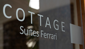 Cuenta con 5 confortables y exclusivas suites direccionadas tanto para el público corporativo como para el familiar, con todas las comodidades p