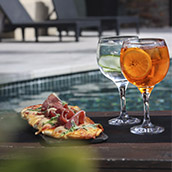 Piscina en el amplio jardín de Carrasco Montevideo Uruguay Hotel Cottage 