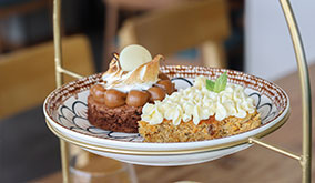 Plato con Brownie de chocolate con dulce de leche y merengue y con carrot cake con frosting de queso crema, en hotel Cottage en Montevideo