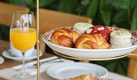 Té para dos, jugo de naranja, té en hebras por SINFONÍA, alfajores, red velvet cookies