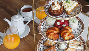 Mesa completa de té para dos en el hotel cottage